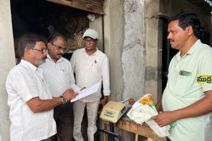 రేషన్ షాపును ఆకస్మికంగా తనికి చేసిన ఆర్డిఓ