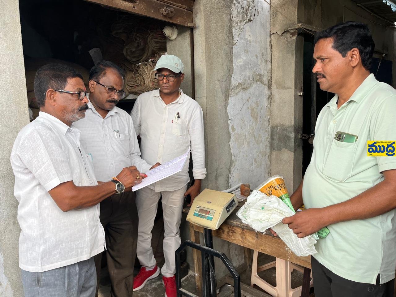 రేషన్ షాపును ఆకస్మికంగా తనికి చేసిన ఆర్డిఓ