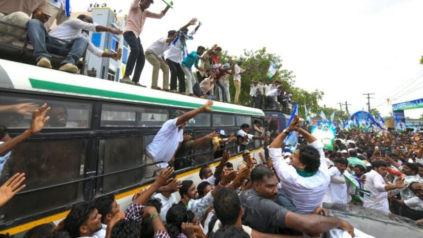 రోడ్డు ప్రమాదం కేసులో నిందితుడిగా జగన్‌ని చేర్చిన పోలీసులు పోలీసులు