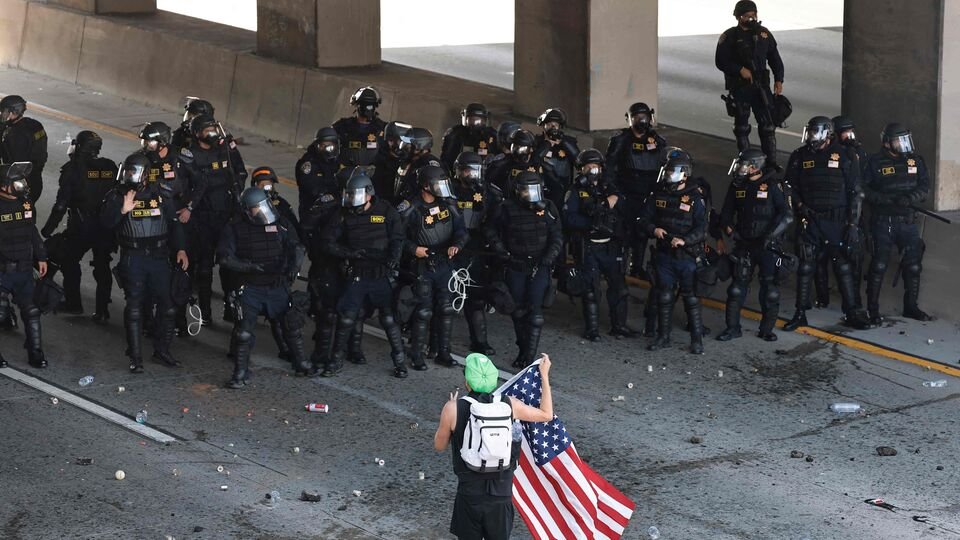 లాస్ ఏంజిల్స్లో భారీ భారీ అల్లర్లు .. అమెరికా అమెరికా మీద ఉమ్మేసి ఉమ్మేసి, తగలబెట్టిన తగలబెట్టిన తగలబెట్టిన నిరసనకారులు ..