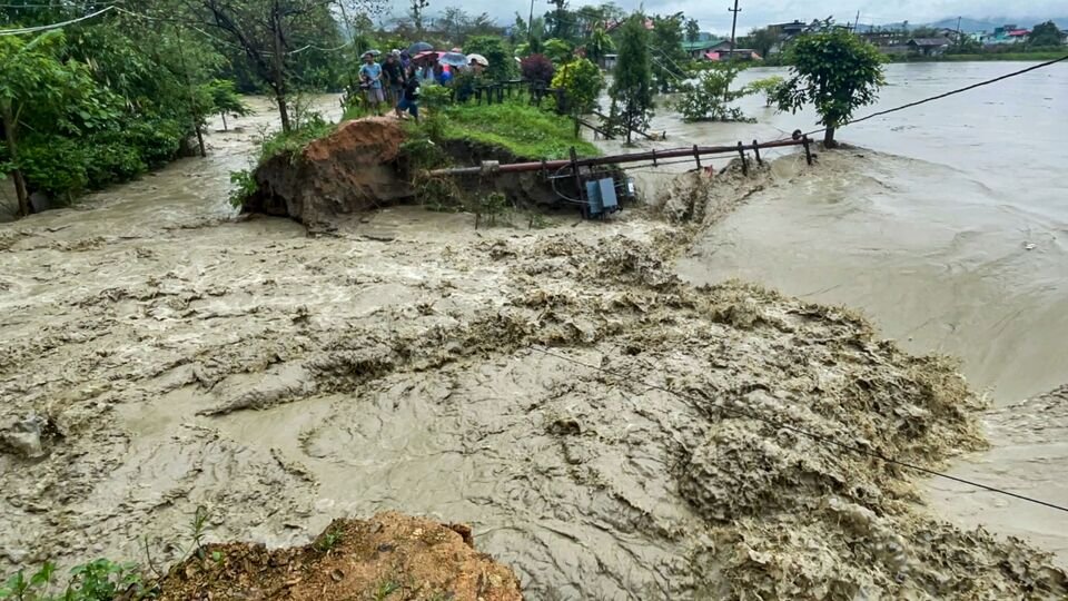 వర్ష బీభత్సం- కర్ణాటకలో 71 మంది మంది మృతి మృతి మృతి, సిక్కింలో 1500 మంది ..- 1500 మంది సిక్కిమ్లో చిక్కుకున్న పర్యాటకులు కర్ణాటక వర్షాలలో 70 మందికి పైగా మరణించారు IMD ఇష్యూస్ అలర్ట్,
