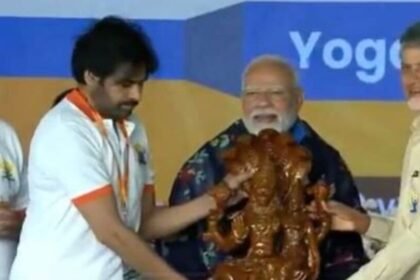 విశాఖపట్నం తీరాన ప్రధాని మోదీ మోదీ యోగా ..