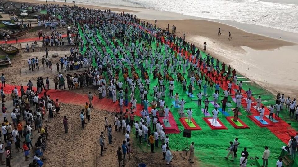 వైజాగ్ వేదికగా 5 లక్షల మందితో 'యోగా యోగా' ..! జూన్ 21 న ఏపీ సర్కార్ ఏం ఏం ...?