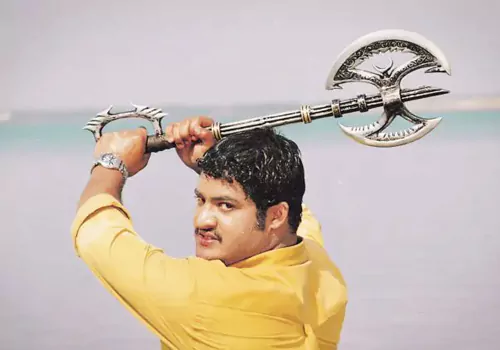 20 ఏళ్లకే ఏళ్లకే ఇండస్ట్రీ హిట్ .. చిరు, బాలయ్య రికార్డులు ఫట్!