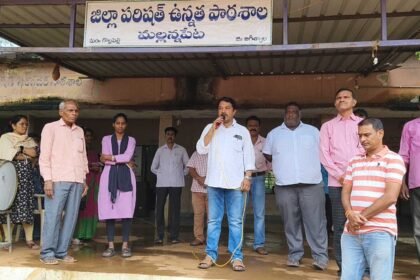 అత్యున్నత మార్కులు సాధించిన విద్యార్థులకు నగదు బహుమతి అందజేత అందజేత