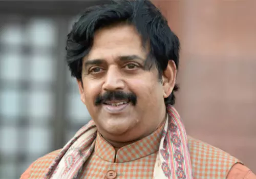 ఆ హీరో రోజు భార్య కాళ్ళని తాకుతాడు