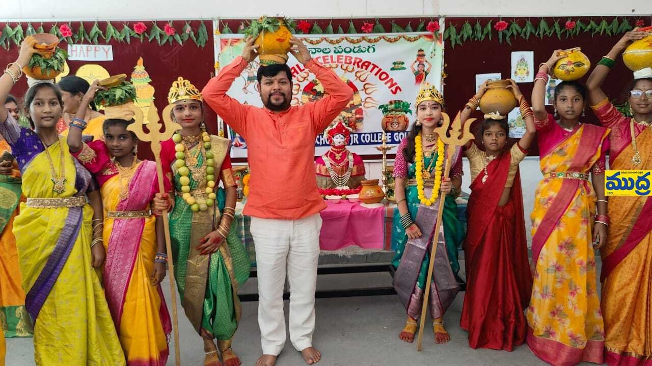 ఆదర్శ పాఠశాల లో ఘనంగా తెలంగాణ బోనాల పండగ పండగ