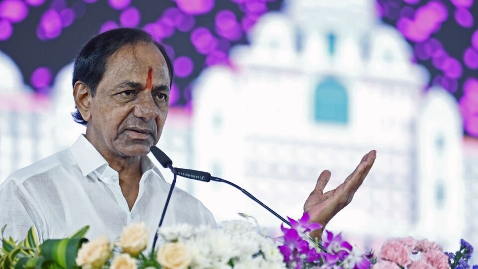 ఆసుపత్రిలో చికిత్స పొందుతున్న మాజీ ముఖ్యమంత్రి కేసీఆర్