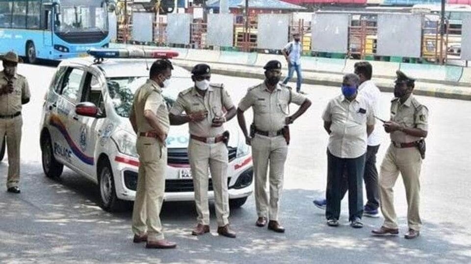 '' ఇంటింటికీ పోలీస్ '' .. బెంగళూరు బెంగళూరు పోలీసుల ఫ్రెండ్లీ ఫ్రెండ్లీ పోలీసింగ్- పౌరులతో కనెక్ట్ అవ్వడానికి పోలీసు బెంగళూరు మనే పోలీసు బెంగళూరు కాప్స్ టు డోర్ టు డోర్ టు డోర్ టు డోర్ టు డోర్, జాతీయ