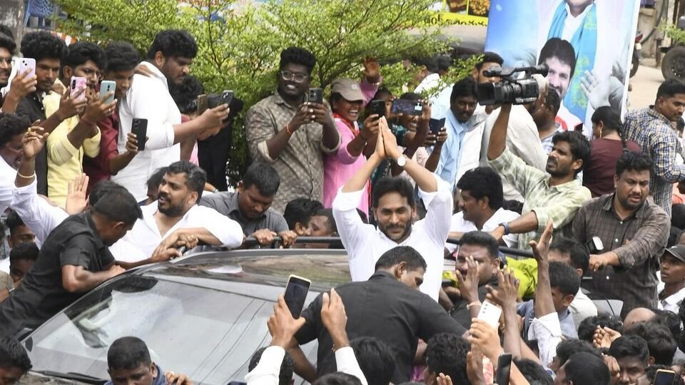 ఈ స్థాయి స్థాయి ఆంక్షలు ..? నన్ను చూసి చంద్రబాబు ఇంతలా ఇంతలా ఎందుకు ..? వైఎస్ వైఎస్