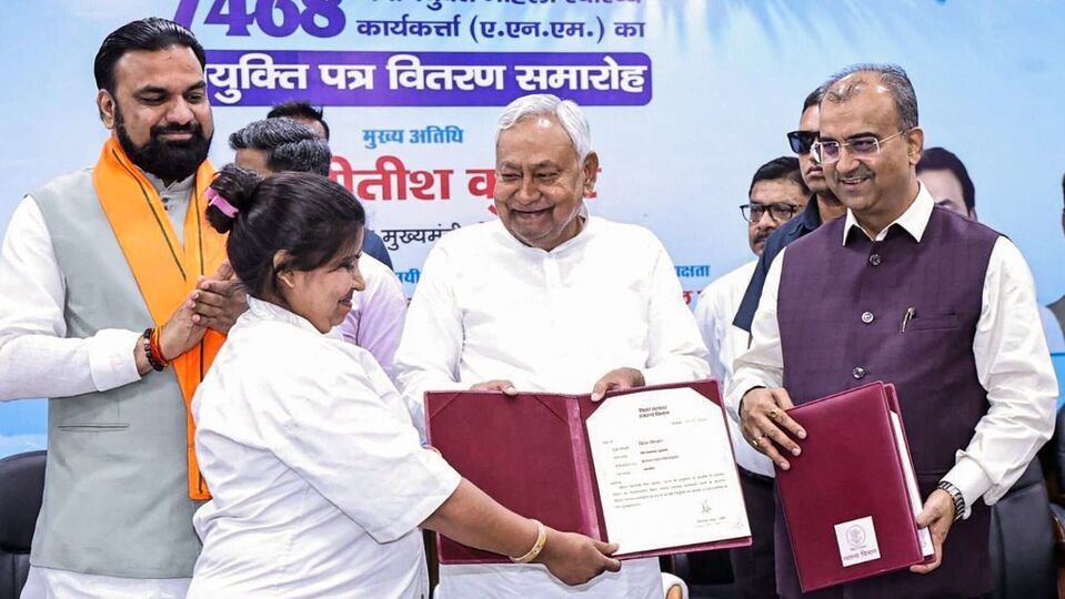 'ఉద్యోగాల్లో 35% రిజర్వేషన్లు ఇక స్థానిక మహిళలకు మాత్రమే': కేబినెట్ కేబినెట్- నితీష్ కుమార్ క్యాబినెట్ బీహార్ స్థానికులకు 35 శాతం మహిళల ఉద్యోగ కోటాను ఆమోదించింది,