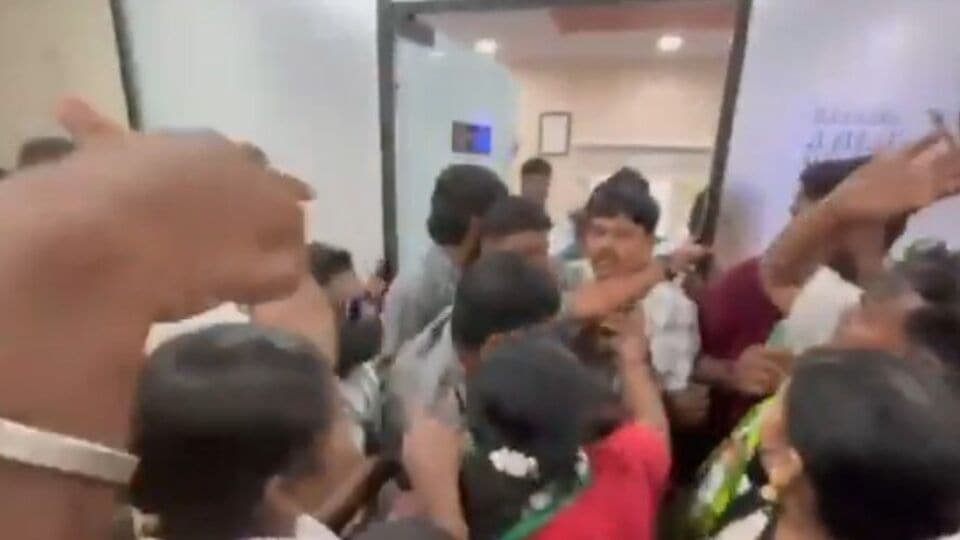 ఎమ్మెల్సీ తీన్మార్‌ మల్లన్న మల్లన్న ఆఫీస్ జాగృతి జాగృతి కార్యకర్తల దాడి