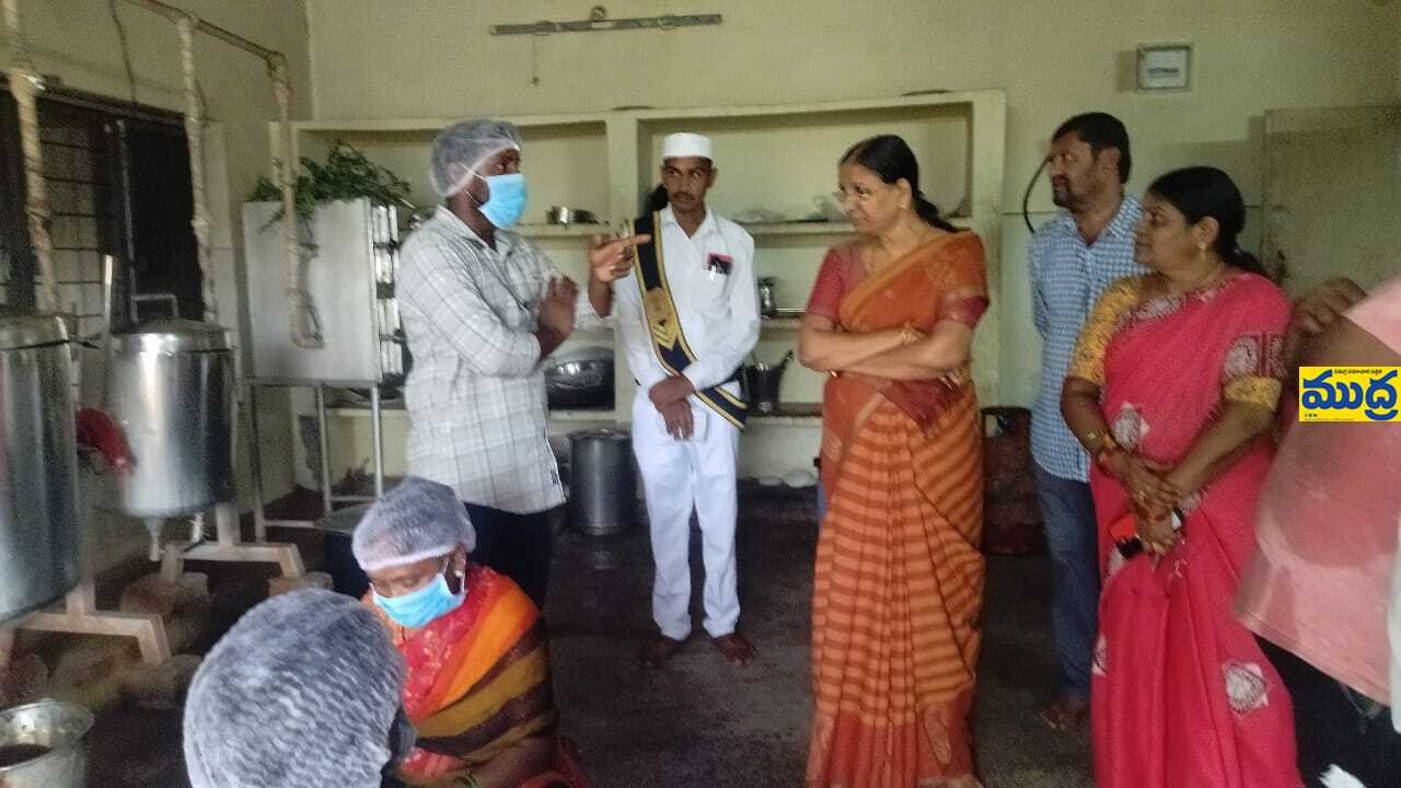 కస్తూర్బా, గురుకుల పాఠశాలను సందర్శించిన సందర్శించిన జిల్లా కలెక్టర్ బిఎస్ లత లత