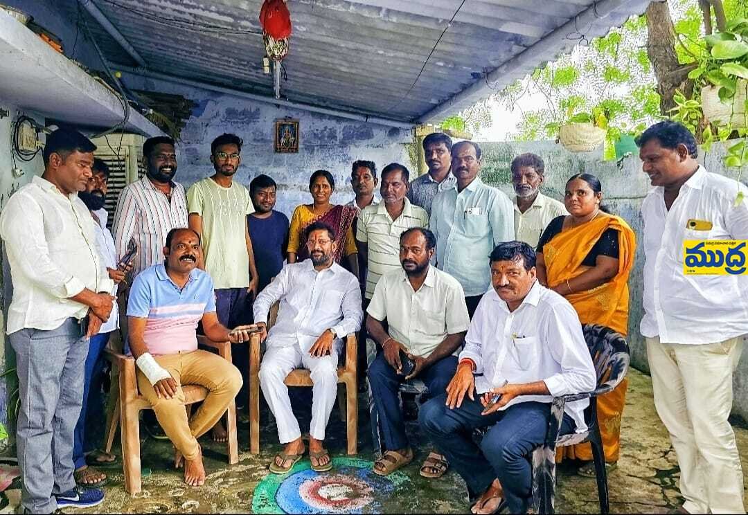 కార్యకర్తలను పరామర్శించిన మాజీ ఎమ్మెల్యే ఎమ్మెల్యే