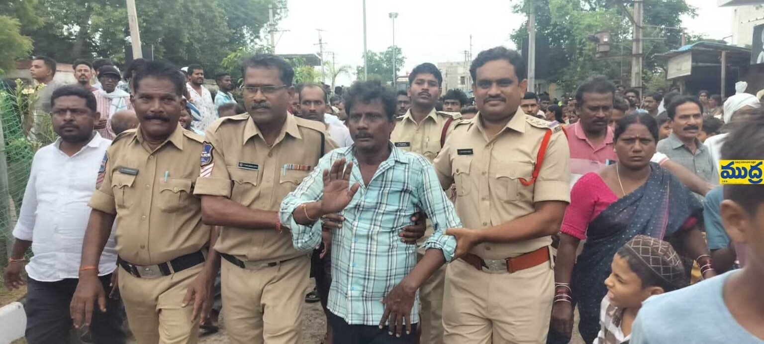 కుటుంబ కలహాలతో సెల్ టవర్ ఎక్కిన వ్యక్తి