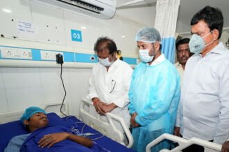 గల్లంతైన కుటుంబ సభ్యుల కోసం 7 నెలల గర్భిణి పడిగాపులు పడిగాపులు