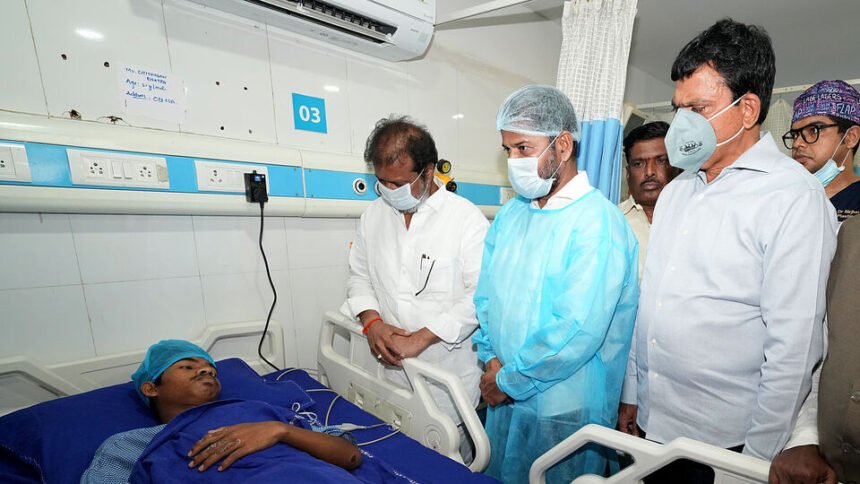 గల్లంతైన కుటుంబ సభ్యుల కోసం 7 నెలల గర్భిణి పడిగాపులు పడిగాపులు