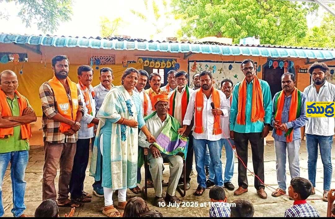 గురువును సత్కరించిన సత్కరించిన - ముద్రా న్యూస్