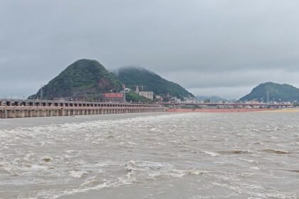 గోదావరి నది ఉప్పొంగుతుండడంతో వరద హెచ్చరిక జారీ చేసిన అధికారులు!