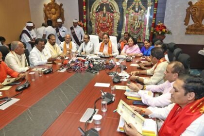 టీటీడీ సమావేశంలో కీలక కీలక .. క్యూ క్యూ 3 నిర్మాణానికి నిర్మాణానికి కమిటీ, 142 మంది కాంట్రాక్ట్ డ్రైవర్ల క్రమబద్ధీకరణ!