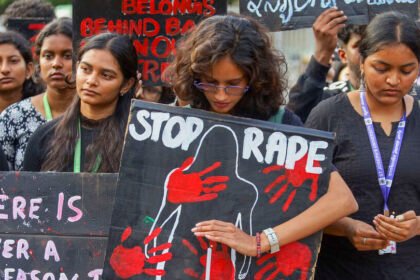 తండ్రి రేప్ రేప్ చేయడంతో గర్భం కూతురు- రైలు టాయిలెట్లో టాయిలెట్లో!