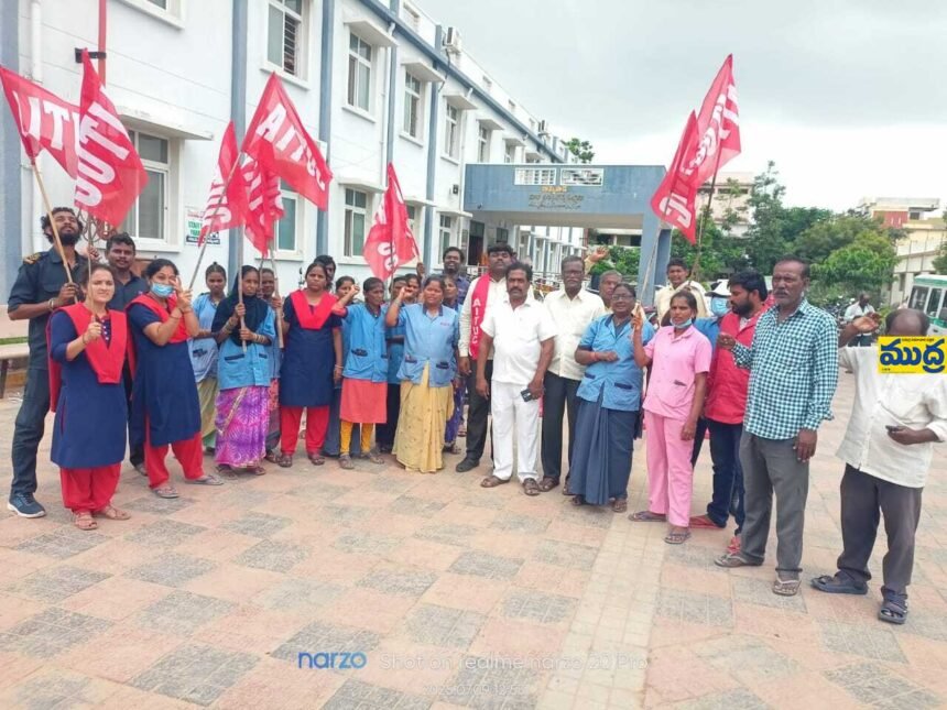 దేశవ్యాప్త సమ్మెలో భాగంగా కార్మికుల కార్మికుల