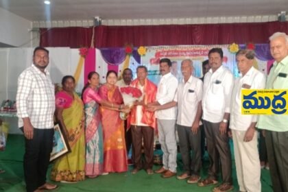 నాలుగు దశాబ్దాలకు దశాబ్దాలకు పైగా పైగా ఒకే కార్యాలయంలో పనిచేసే అదే కార్యాలయంలో పదవీ విరమణ పొందిన పొందిన పొందిన