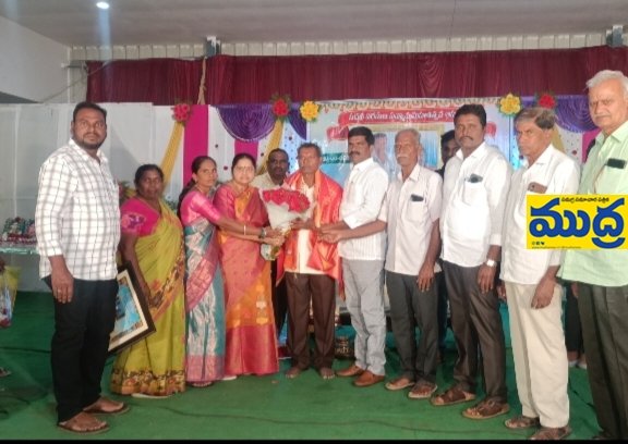 నాలుగు దశాబ్దాలకు దశాబ్దాలకు పైగా పైగా ఒకే కార్యాలయంలో పనిచేసే అదే కార్యాలయంలో పదవీ విరమణ పొందిన పొందిన పొందిన
