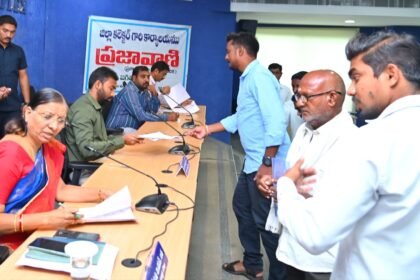 ప్రజావాణి దరఖాస్తులకు అధిక ప్రాధాన్యత ఇచ్చి పరిష్కరించాలి