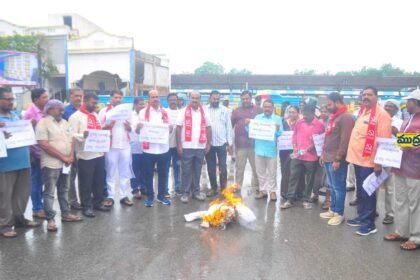 ప్రభుత్వ రంగాలను ధ్వంసం చేయడమే మోడీ లక్ష్యం