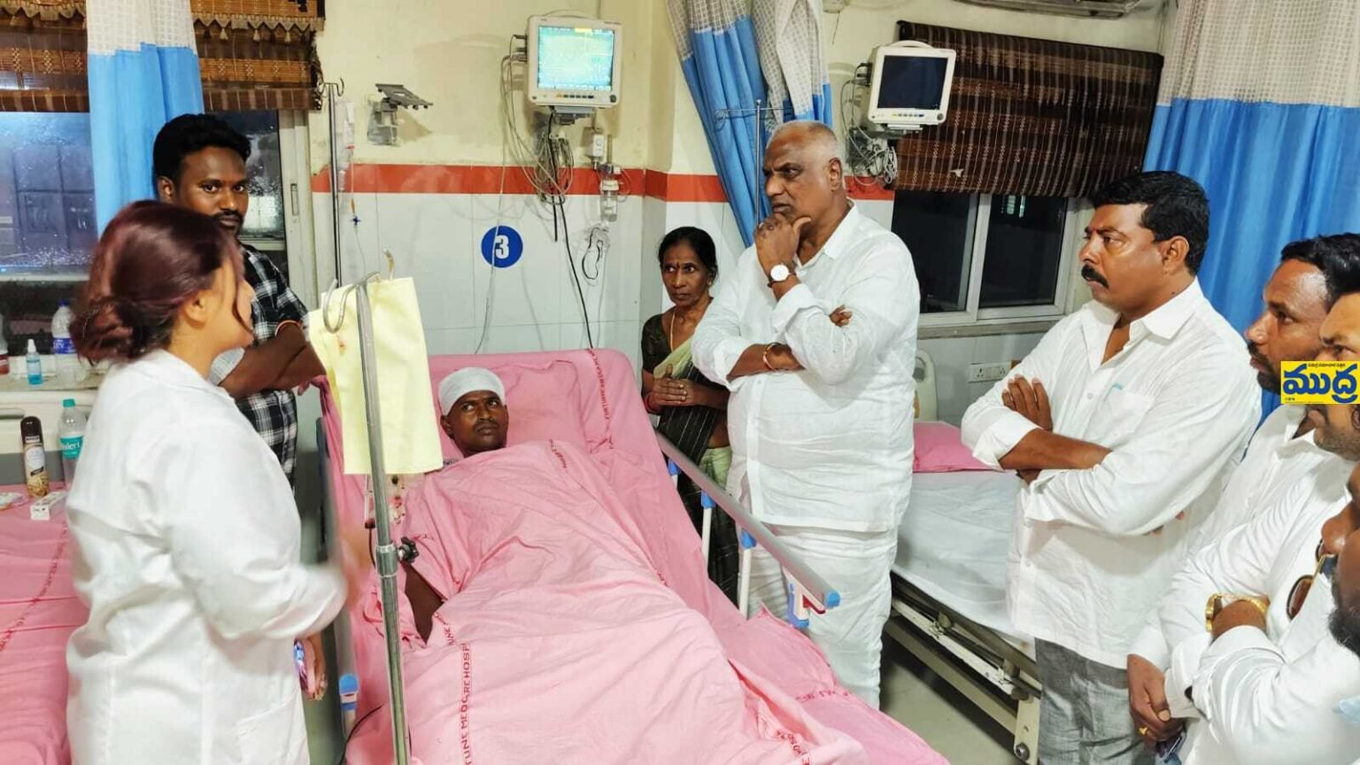 ప్రమాదంలో గాయపడిన వ్యక్తిని పరామర్శించిన పరామర్శించిన