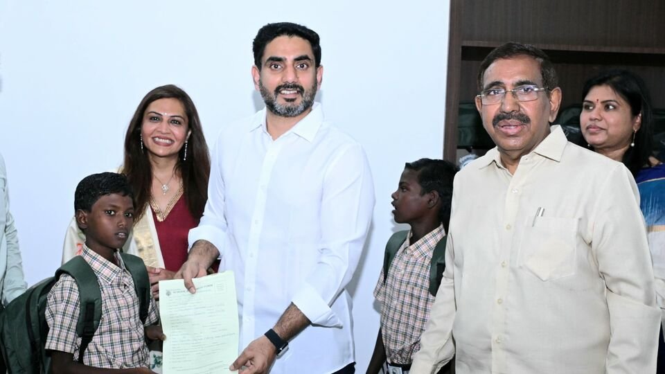 భిక్షాటన చేస్తున్న చిన్నారులకు మంత్రి చొరవతో పాఠశాలలో ప్రవేశం ప్రవేశం