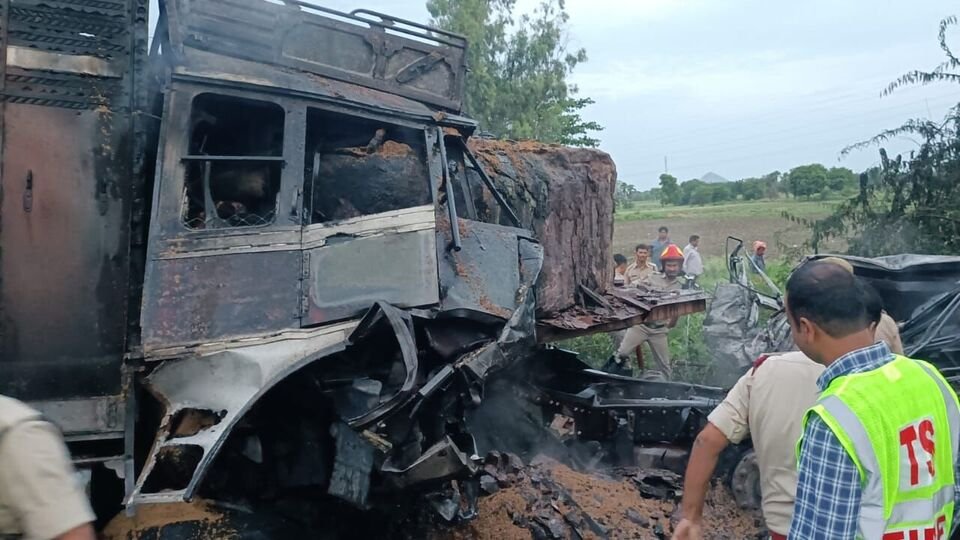 మహబూబాబాద్‌లో ఘోర ప్రమాదం, ఢీకొన్న ఢీకొన్న రెండు లారీలు