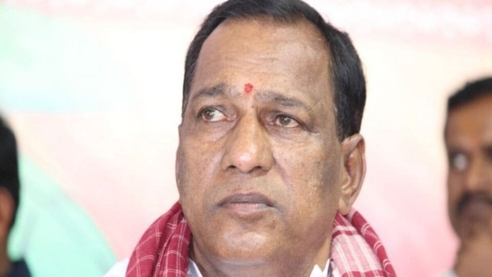 మాజీ మంత్రి మల్లారెడ్డి మల్లారెడ్డి ఇంటిపై ఐటీ రైడ్స్ - కొనసాగుతున్న కొనసాగుతున్న సోదాలు ..!