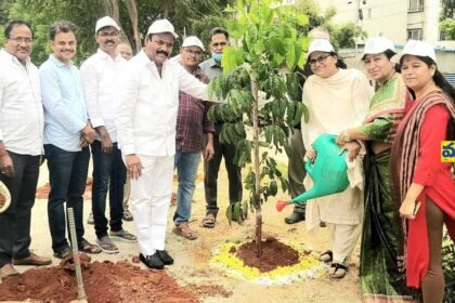 వన మహోత్సవంలో మొక్కలు నాటి ప్రకృతిని సంరక్షించాలి