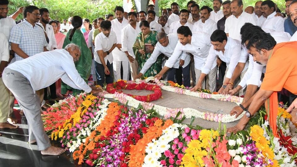 వైఎస్సార్‌కు ఘన నివాళులు: ఖర్గే సహా పలువురు ప్రముఖుల స్మరణ స్మరణ