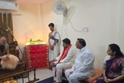 శ్రీ స్వరూప నందేంద్ర నందేంద్ర ను మంత్రి మంత్రి శ్రీధర్ బాబు