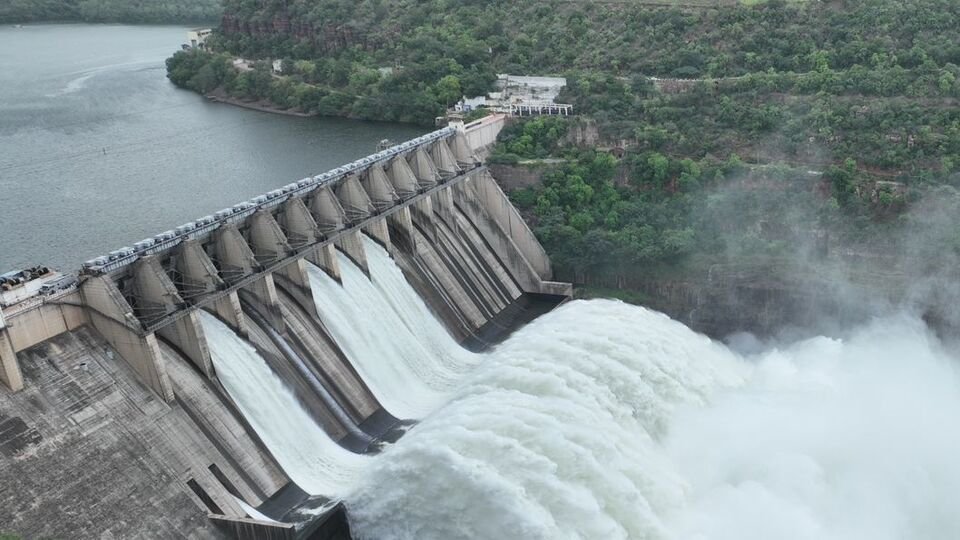 శ్రీశైలం జలాశయానికి తగ్గిన తగ్గిన వరద - 549 అడుగులకు చేరిన 'సాగర్' నీటిమట్టం
