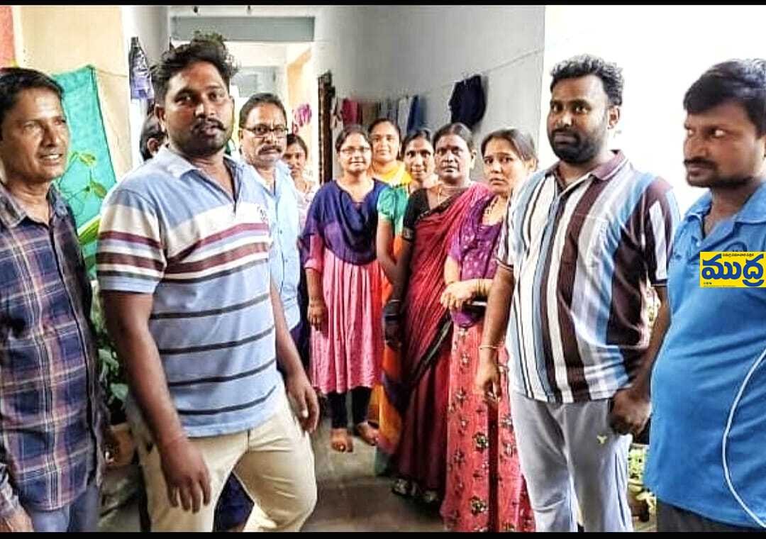 సింగరేణి క్వార్టర్ పైకప్పు కూలి ఉద్యోగికి గాయాలు