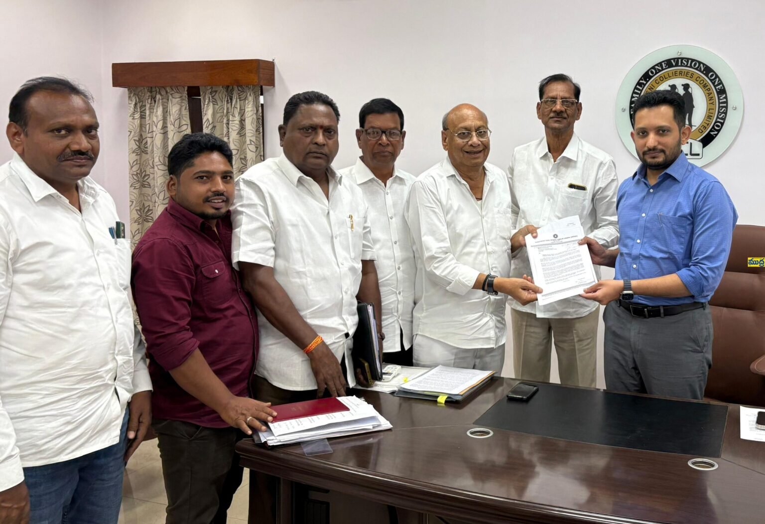 సింగరేణి సింగరేణి (పా) గౌతమ్ గౌతమ్ పోట్రు కలిసిన ఐఎన్టీయూసీ ఐఎన్టీయూసీ సెక్రటరీ జనరల్ జనక్ ప్రసాద్ ప్రతినిధులు ప్రసాద్