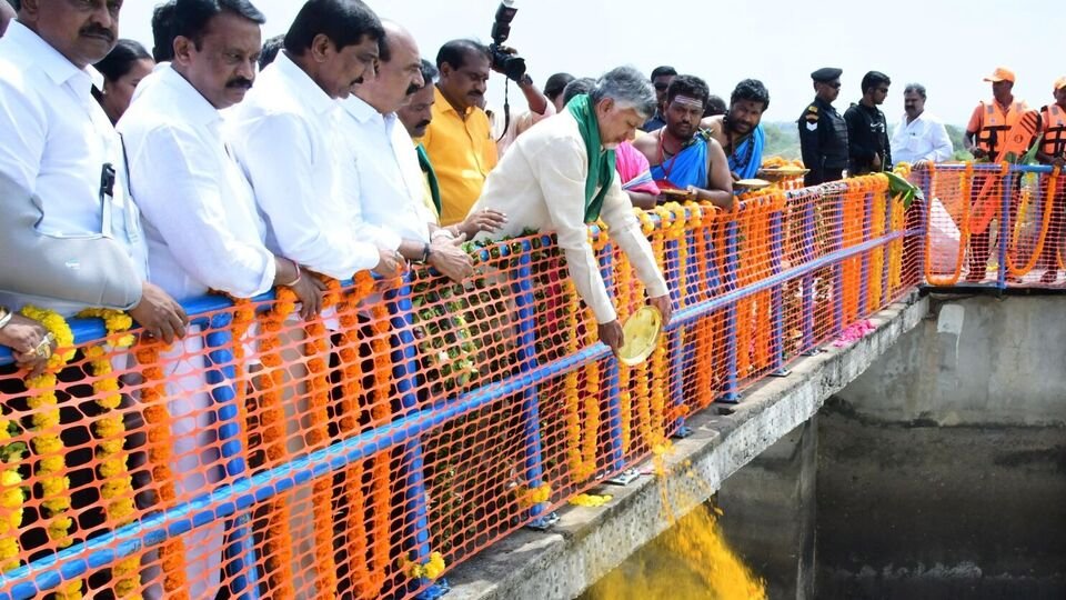 సీమకు జలసిరులు ..! హంద్రీనీవాకు నీరు విడుదల చేసిన సీఎం చంద్రబాబు