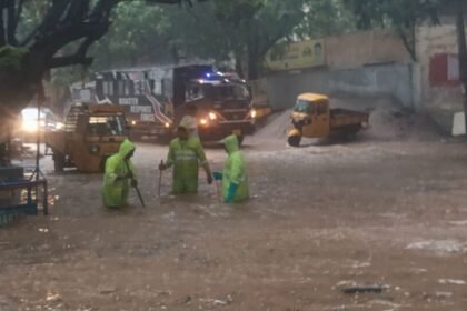 హైదరాబాద్‌లో భారీ భారీ - రోడ్లన్నీ రోడ్లన్నీ జలమయం, లోతట్టు ప్రాంతాలకు ప్రాంతాలకు ప్రాంతాలకు