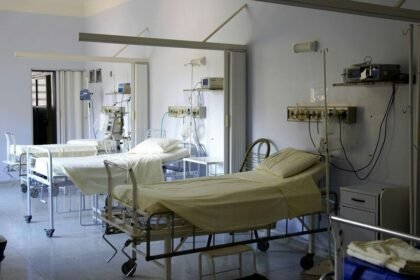 సర్జరీ మధ్యలో రోగిని వదిలేసి .. నర్స్తో సెక్స్ చేయడానికి వెళ్లిన డాక్టర్!