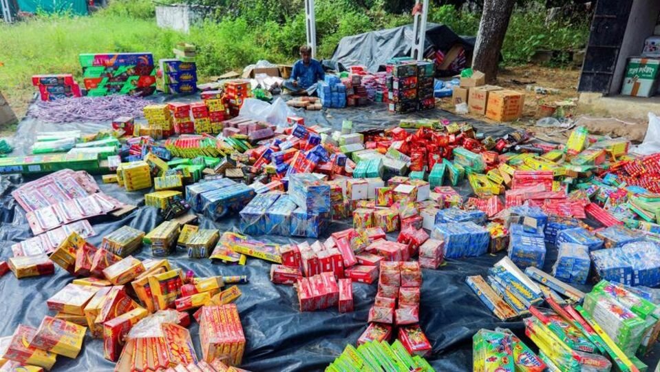 సుప్రీం కోర్టు సంచలన సంచలన వ్యాఖ్యలు వ్యాఖ్యలు: బాణాసంచాపై బాణాసంచాపై నిషేధం ఒక్క ఢిల్లీకేనా?