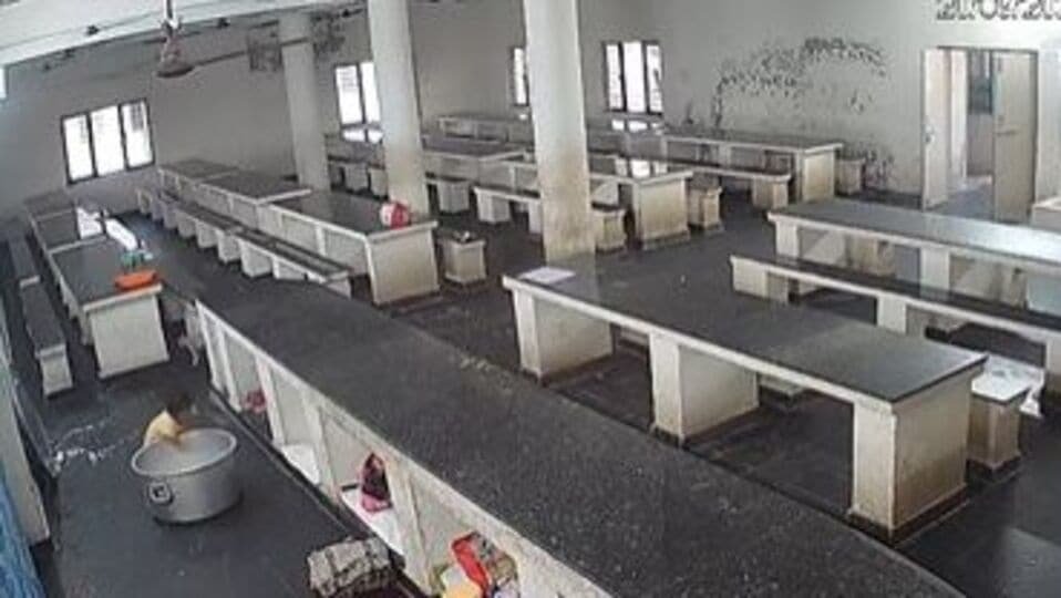 అయ్యో ... ఎంత విషాదం ...! వేడి వేడి పాల గిన్నెలో పడి చిన్నారి మృతి మృతి