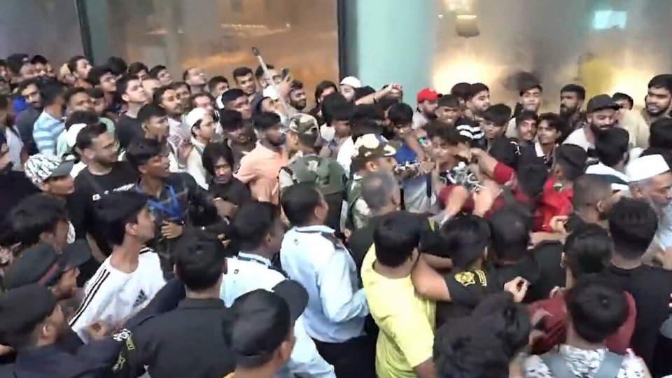 ఐఫోన్ 17 అమ్మకాలు: ఐఫోన్ 17 కోసం వెళ్లి క్యూలో కొట్టుకున్న యువత!