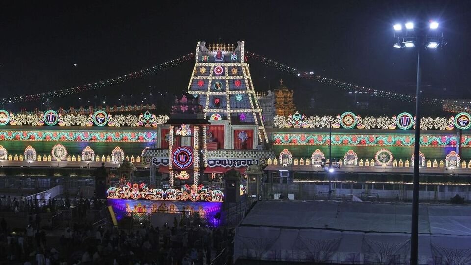 తిరుమలకు తిరుమలకు పోటెత్తిన - ఇవాళ ఇవాళ సాయంత్రం గరుడ వాహన సేవ సేవ సేవ సేవ, 2 లక్షల మంది వీక్షించేలా ఏర్పాట్లు ఏర్పాట్లు ఏర్పాట్లు ఏర్పాట్లు….!