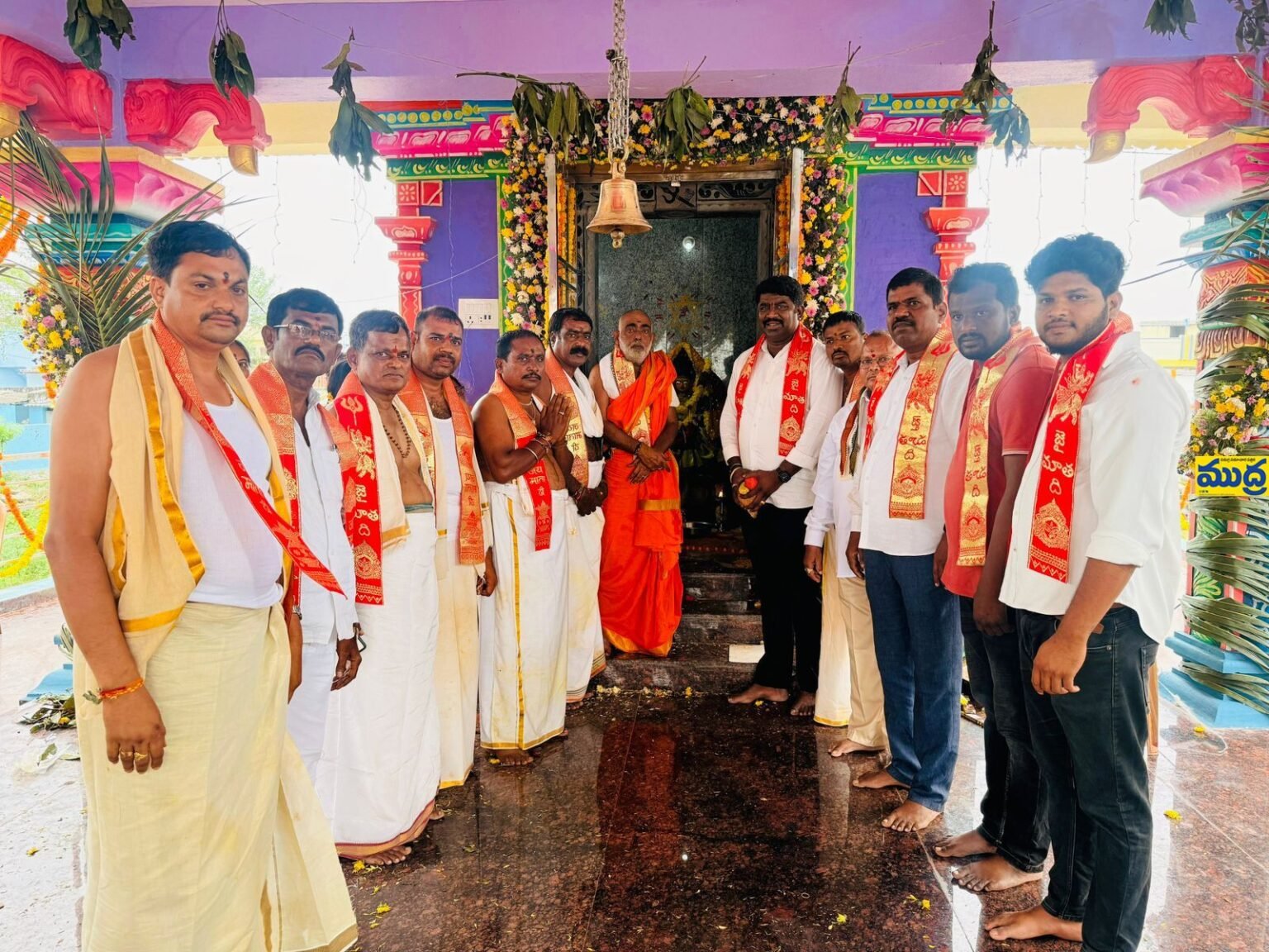 పోచమ్మ తల్లి ఆలయంలో ఆలయంలో పొట్టోళ్ల గౌడ్ గౌడ్ ప్రత్యేక పూజలు