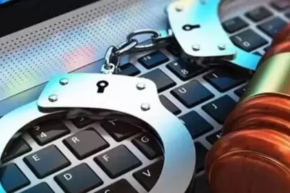 లివ్- ఇన్ పార్ట్నర్ని పార్ట్నర్ని చంపి, బ్యాగులో బ్యాగులో కుక్కి .. సెల్ఫీ సెల్ఫీ తీసుకున్న!