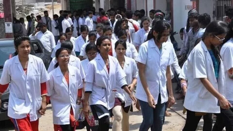 వైద్య విద్యకు కేంద్రం కేంద్రం ప్రోత్సాహం .. 5,000 పీజీ సీట్లు సీట్లు, 5,023 ఎంబీబీఎస్ సీట్ల పెంపు పెంపు- క్యాబినెట్ మరిన్ని వైద్య సీట్లను జోడించడానికి పథకాన్ని ఆమోదిస్తుంది,